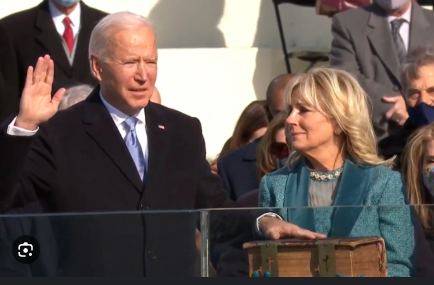 조바이든대통령 성경에 손을 얹고 선서