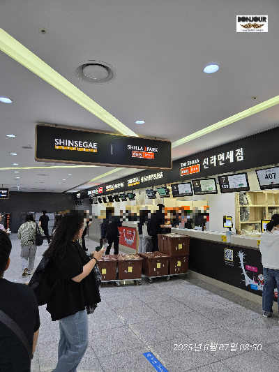 인천공항 면세품인도장 내부 신세계면세점&amp;#44; 신라면세점 접수 및 수령처