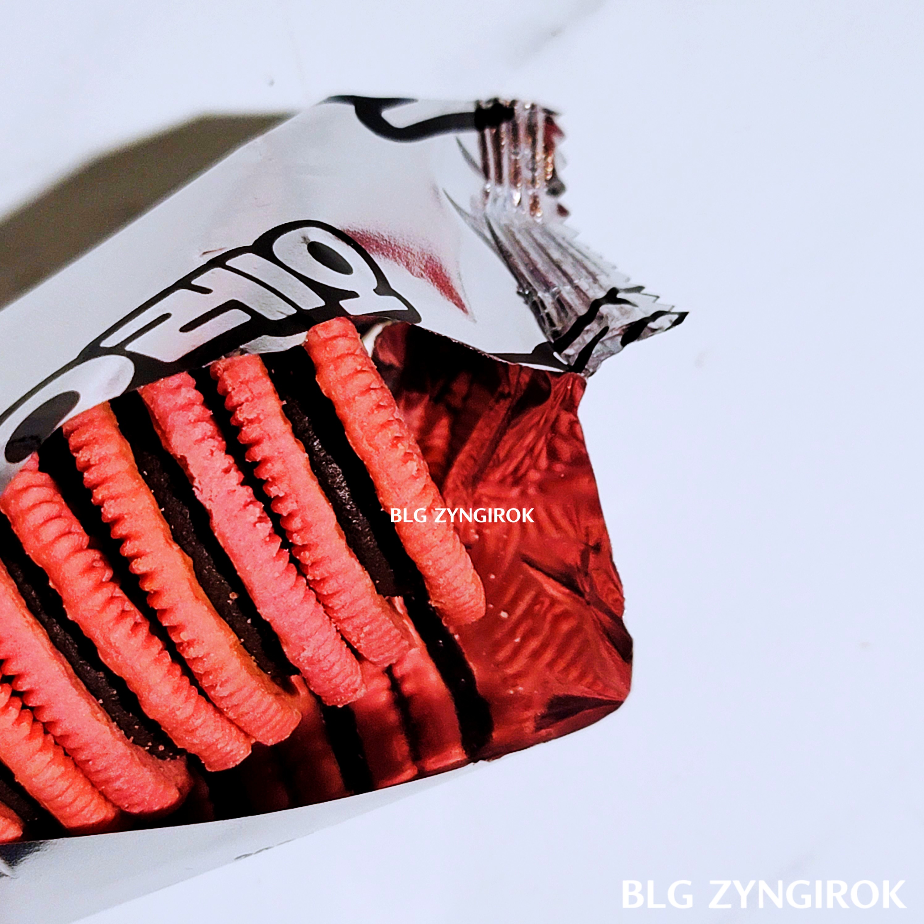 검은-봉지속-분홍-오레오가-들어있다.