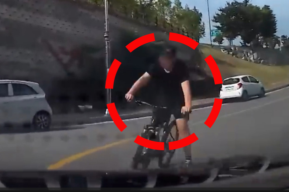 한 운전자가 지난당 27일 오후 3시쯤 동네 아파트 단지 주변 도로에서 역주행하던 자전거를 들이받는 사고가 발생했다. [사진=유튜브 '한문철TV']