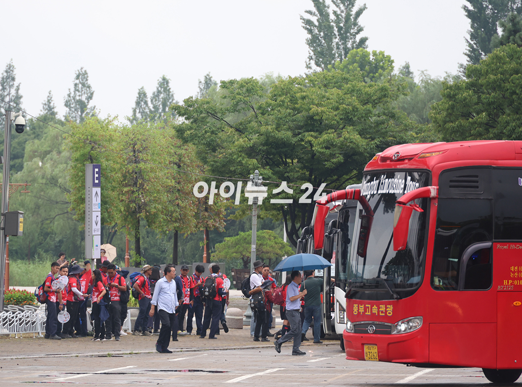 11일 오후 서울 마포구 상암동 서울월드컵경기장에 2023 새만금 세계스카우트 잼버리 폐영식에 참가하는 각국 스카우트 대원들이 도착하고 있다. [사진=사진공동취재단]
