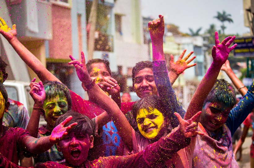 홀리 축제: 색의 향연과 봄의 축복을 기념하는 인도의 축제