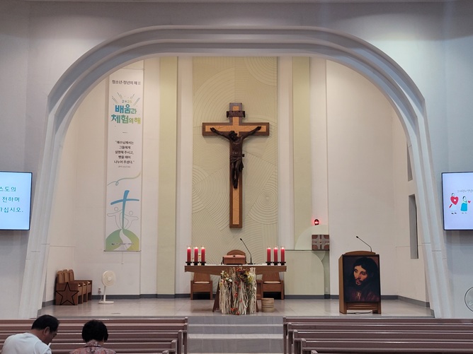 부산 서면성당 십자고상, 제대, 제단, 감실 사진