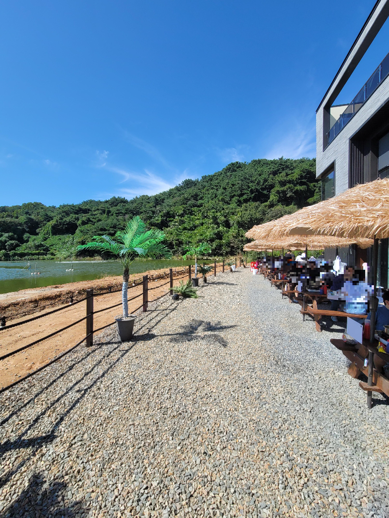 양식장 옆 야외 테이블