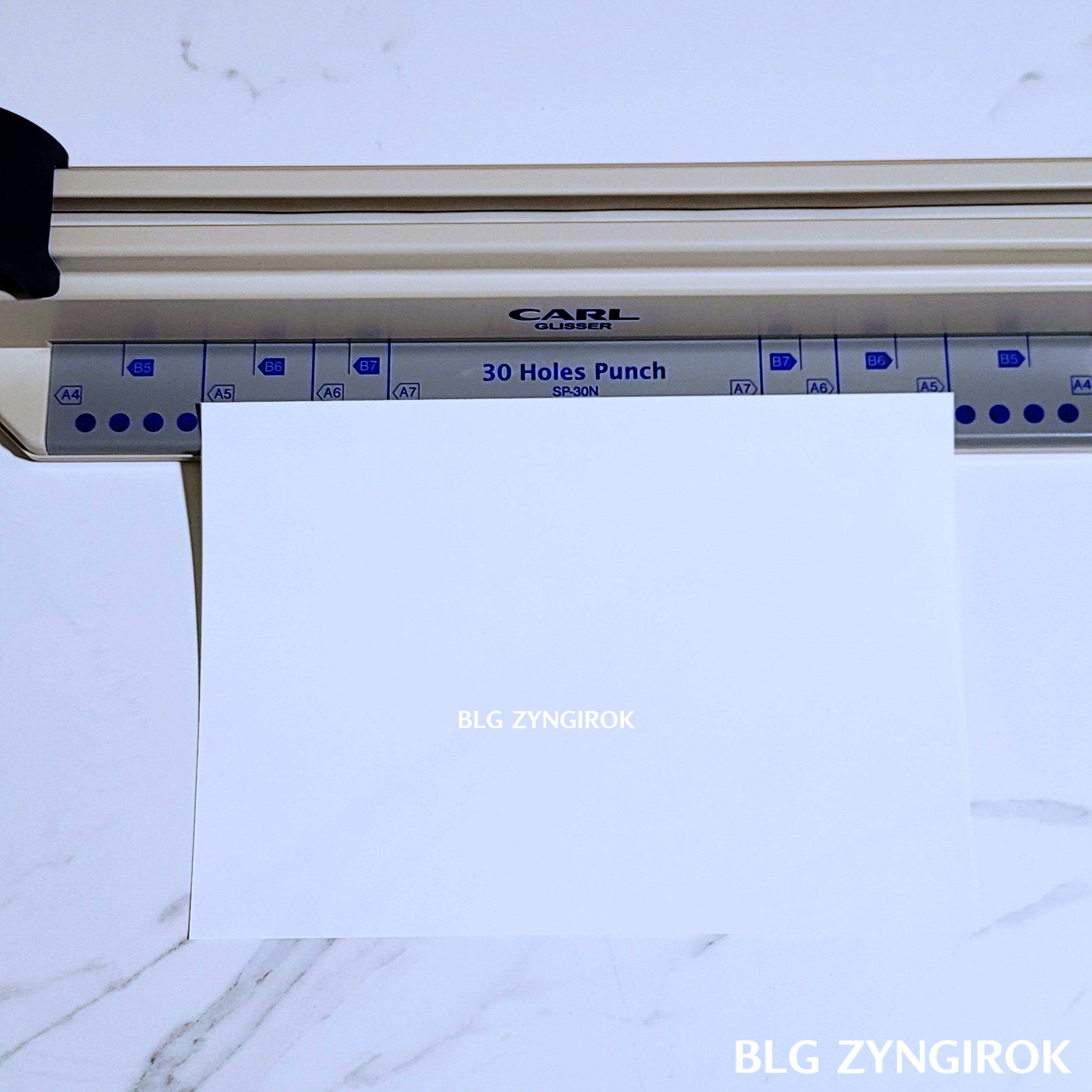 CARL-GLISSER-종이를-꽂기전-모습이다.