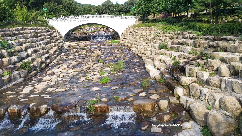 화명수목원 입구 계곡폭포