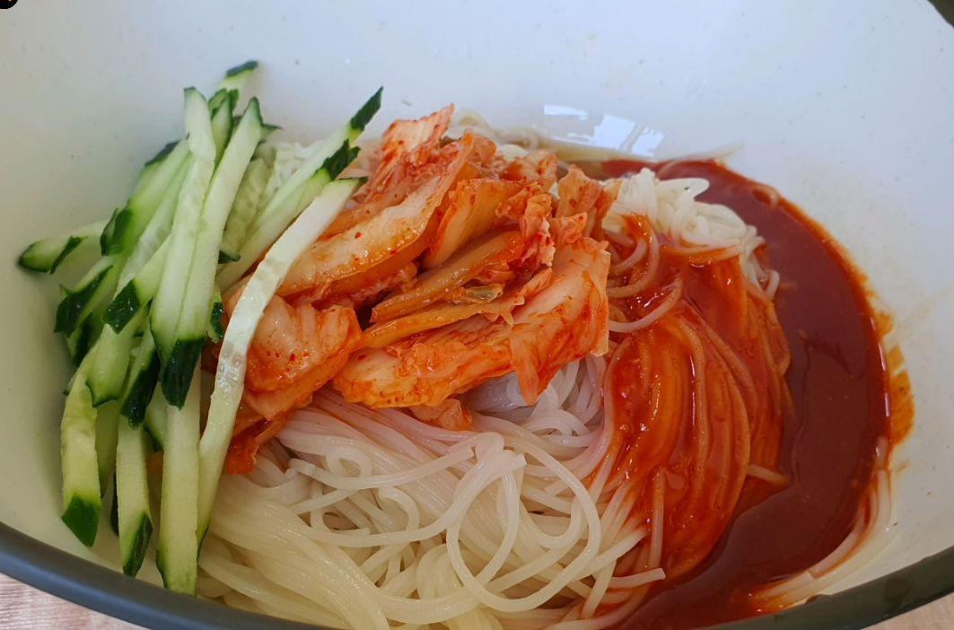 생활의달인 인천 김치 비빔국수 달인의 비빔국수 - 매콤한 김치와 쫄깃한 면발, 아삭한 오이채가 어우러진 용대네국수 대표 메뉴