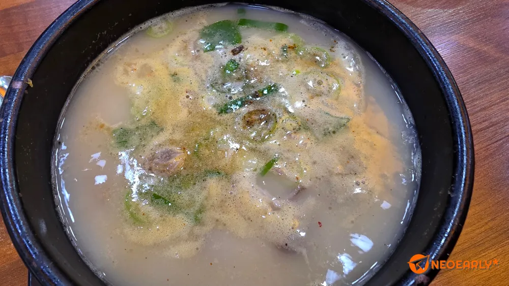 둥둥 뜬 기름이 최소화된 깔끔한 국물의 돼지국밥