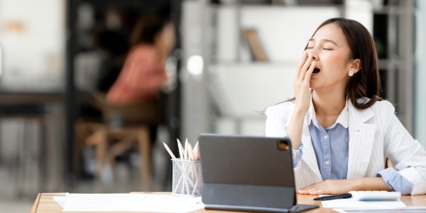 혈당 스파이크 단걸 먹으면 졸리는 이유 점심을 먹고 업무시간에 졸린 여직원 사진