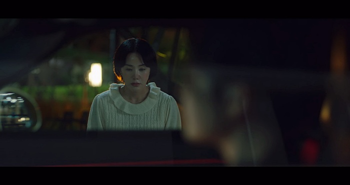 벤치에-앉아있는-차정숙과-차에-탄-소라