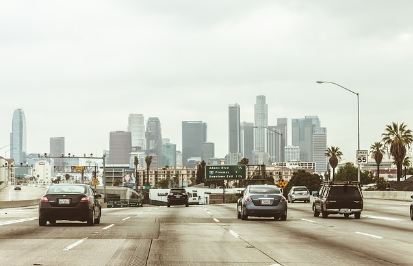 고속도로 통행료 미납조회 및 납부방법과 관련된 고속도로에 차들이 달리고 있는 사진