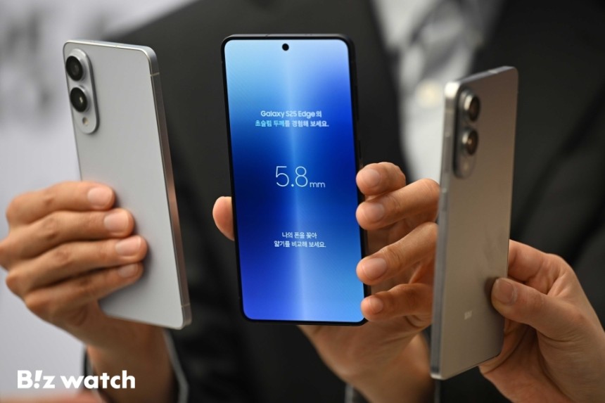 삼성전자가 13일 오전 서울 서초구 삼성 강남에서 초슬림형 스마트폰 '갤럭시 S25 엣지'를 정식 공개하고 있다.