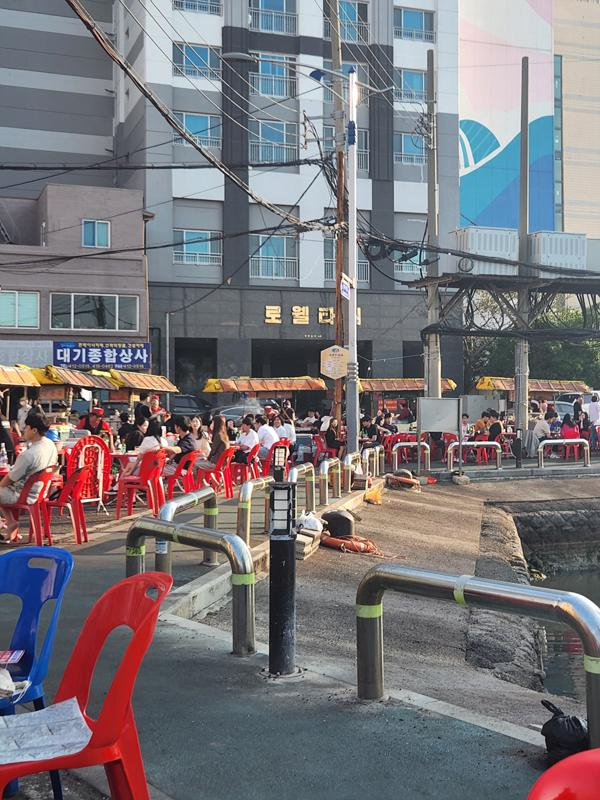 사람이_가득한_포장마차거리