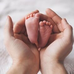 귀여운-아기-발바닥을-아빠-두손으로-감싸는-깜찍한-모습