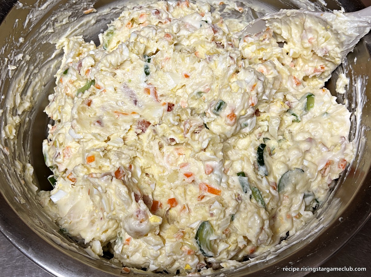 샐러드 빵 (사라다 빵)에 들어갈 샐러드 재료들을 잘 섞어 놓은 사진