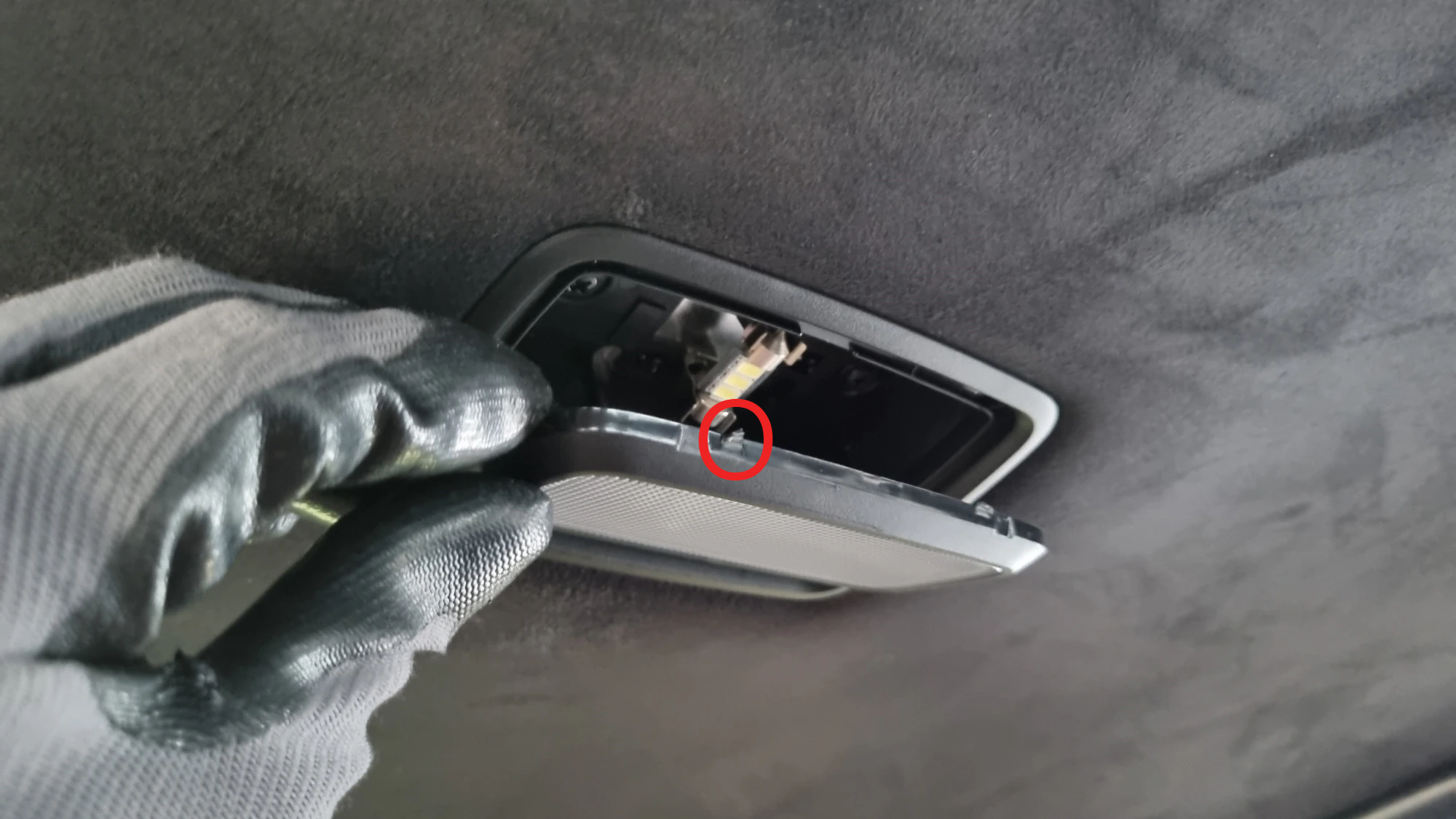 중앙등 커버 열린 모습