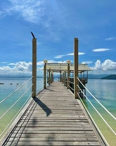 나무로-만든-나루터가-길게-펼쳐지고-바닥이-훤히-보이는-맑은-바다