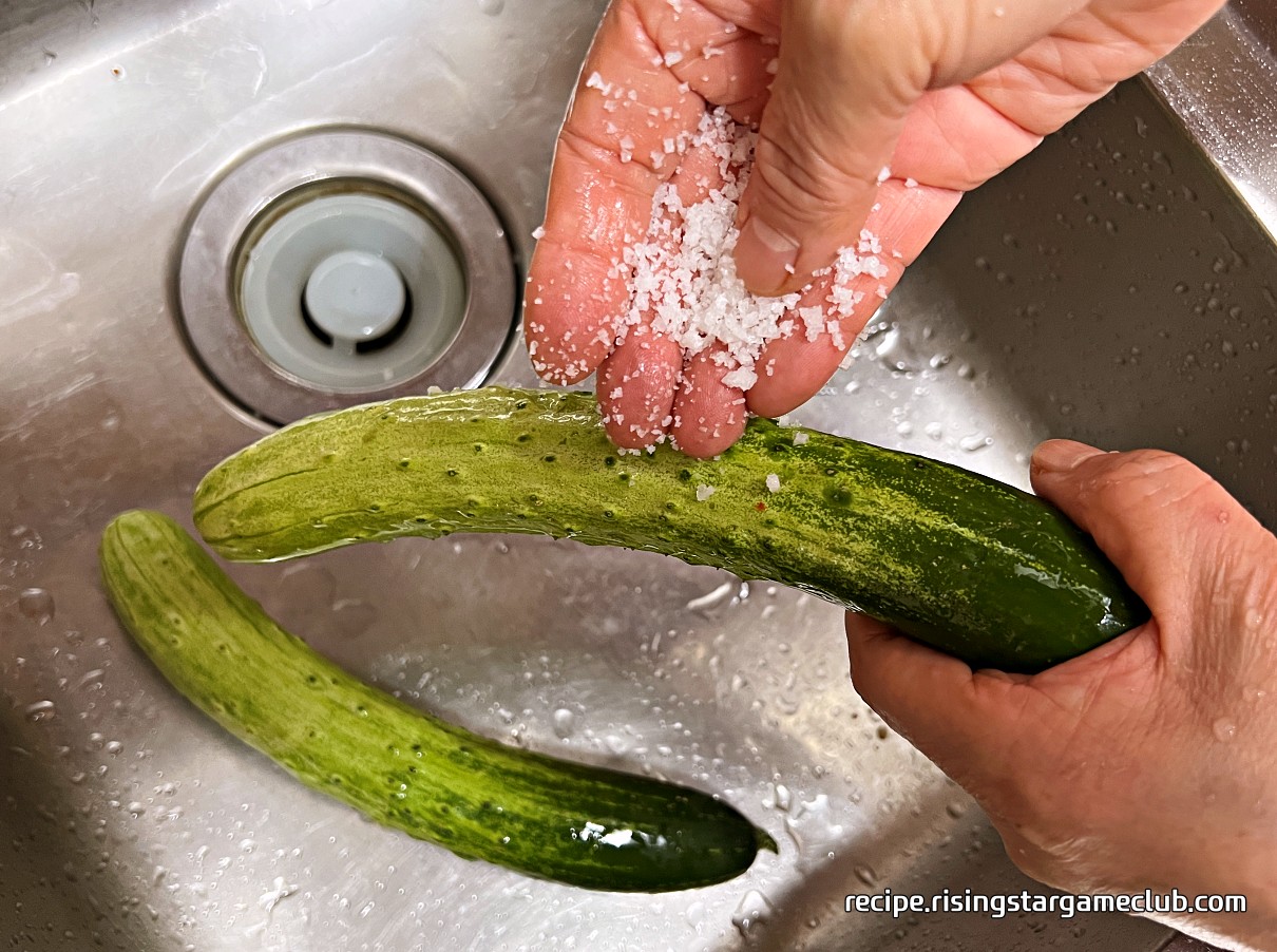 도라지 무침을 위해 오이를 굵은 소금으로 세척하는 사진