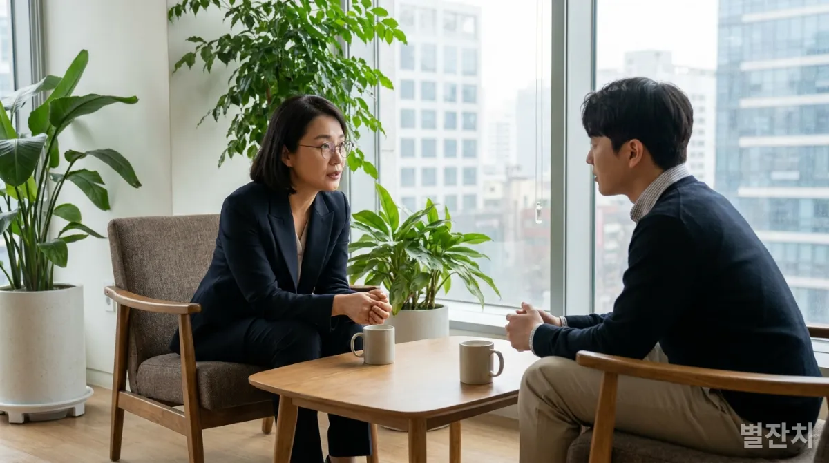 후배에게 공감하며 조언을 건네는 한국인 여성 팀장