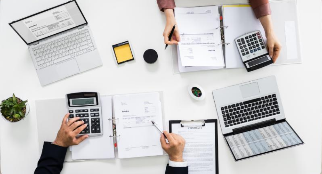 노트북을 켜놓고 회의를 하고 있는 모습.