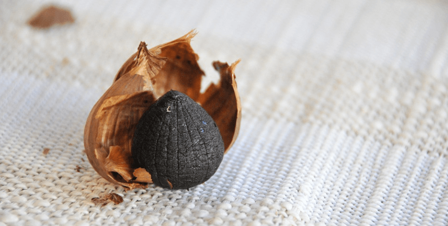 흑마늘 효능 한개가 놓여 있다