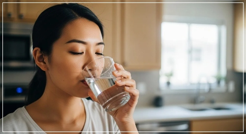 유리잔에 물을 마시고 있는 여성 모습