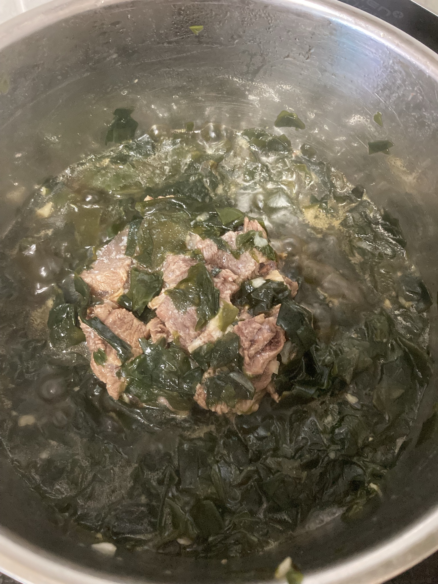 미역국 푹 끓여주기