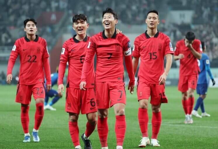 웃으며 걸어오는 한국 축구 선수들