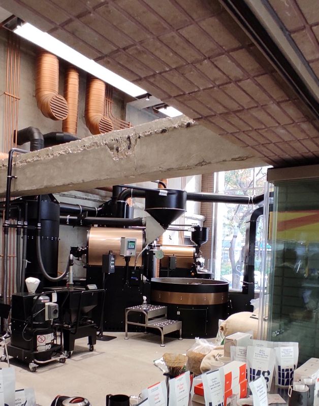 커피 기계가 꼭 공장같은 느낌을들게함