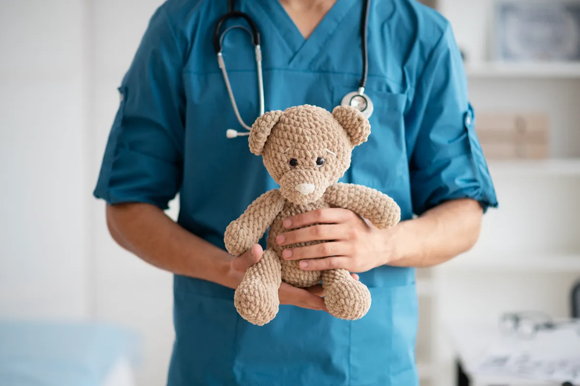 <a href="https://kr.freepik.com/free-photo/doctor-doing-their-work-in-pediatrics-office_21536969.htm#fromView=search&page=1&position=5&uuid=12218e61-b7c2-4009-883d-e48023784188">출처 freepik</a>