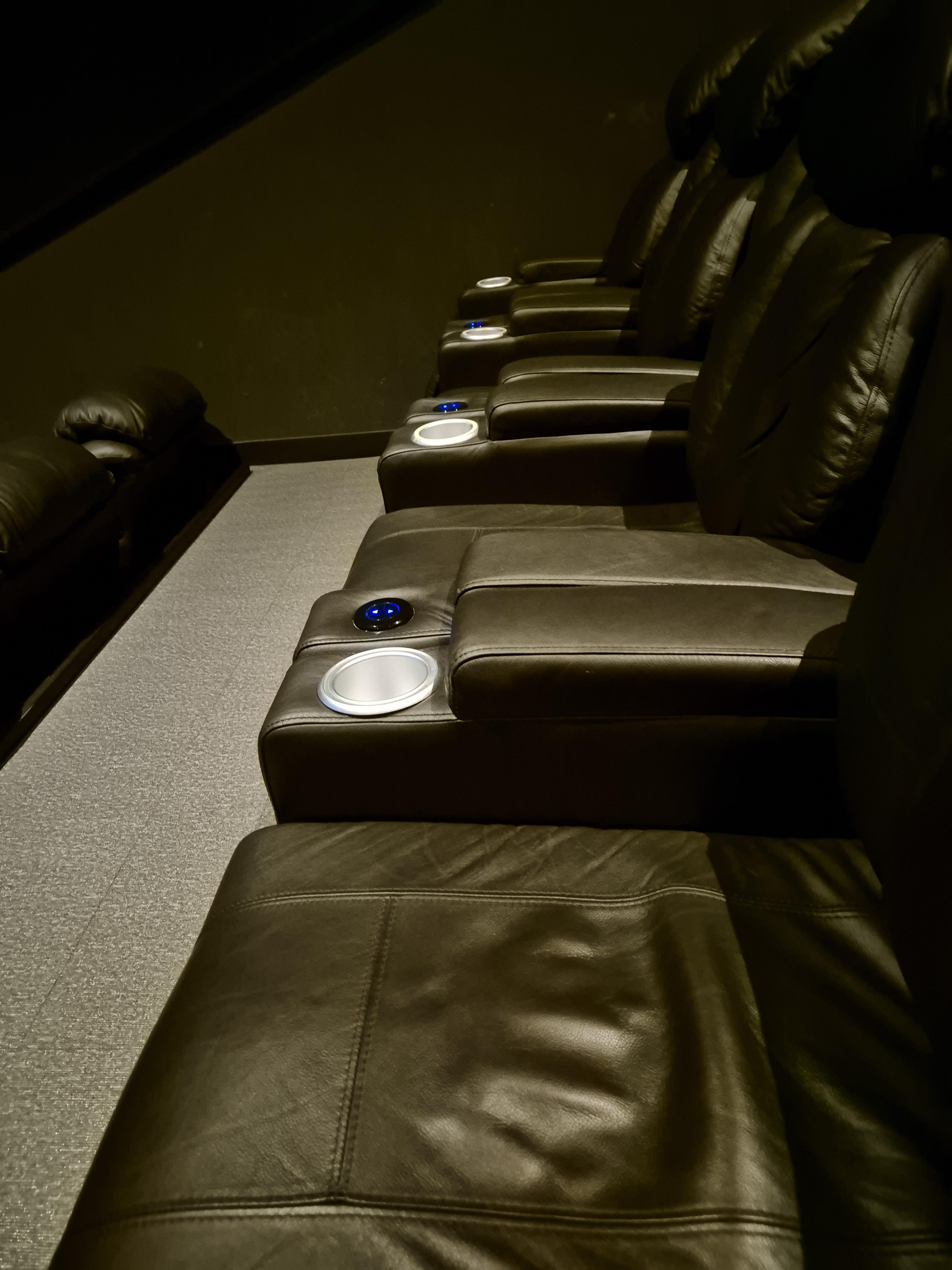 관저동 롯데시네마 시네컴포트 의자