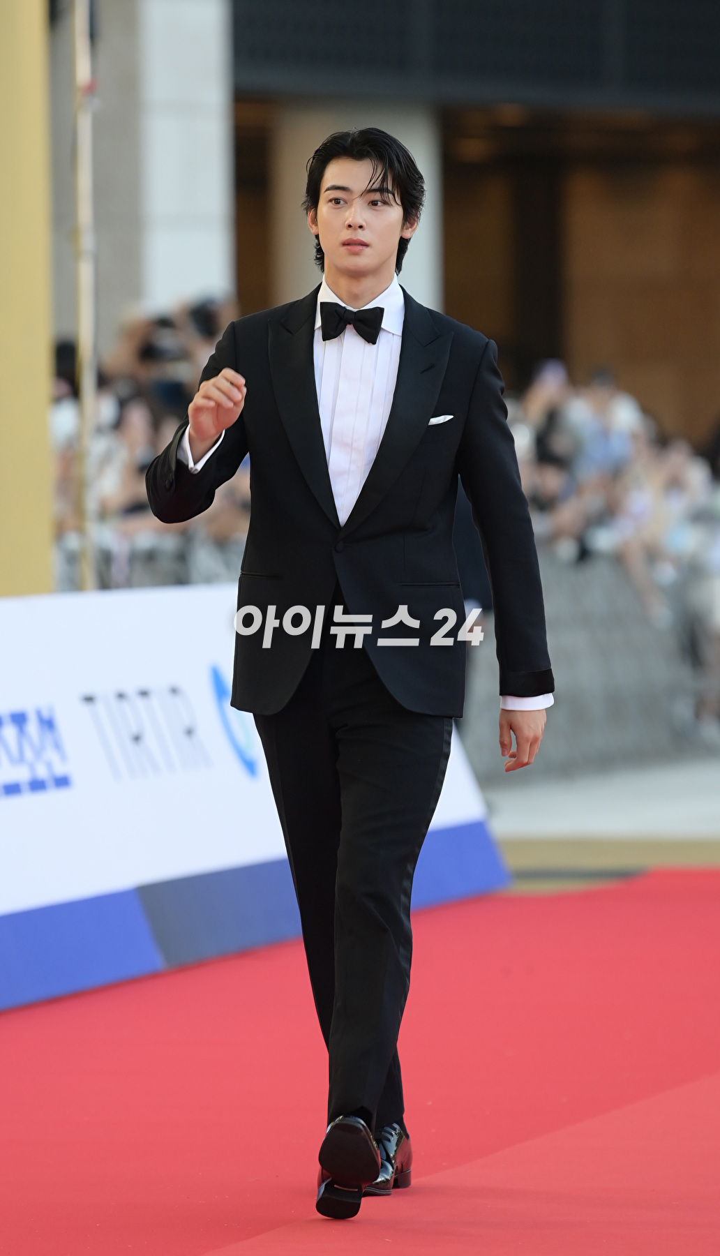 배우 겸 가수 차은우가 19일 인천 파라다이스시티에서 열린 제2회 청룡시리즈어워즈 레드카펫 행사에 참석하고 있다. [사진=정소희 기자]