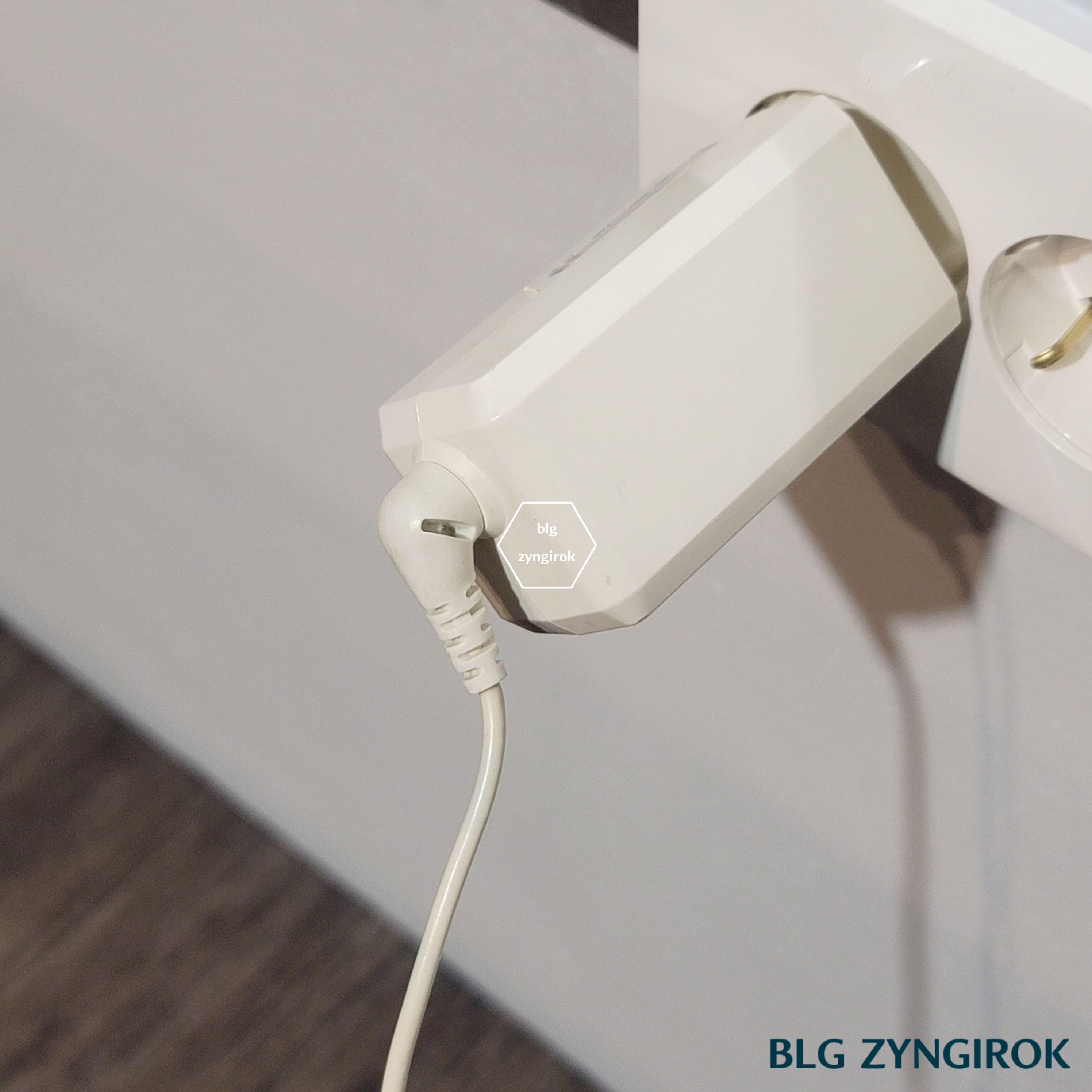 엘지-그램-노트북의-전원을-콘센트에-장착한다