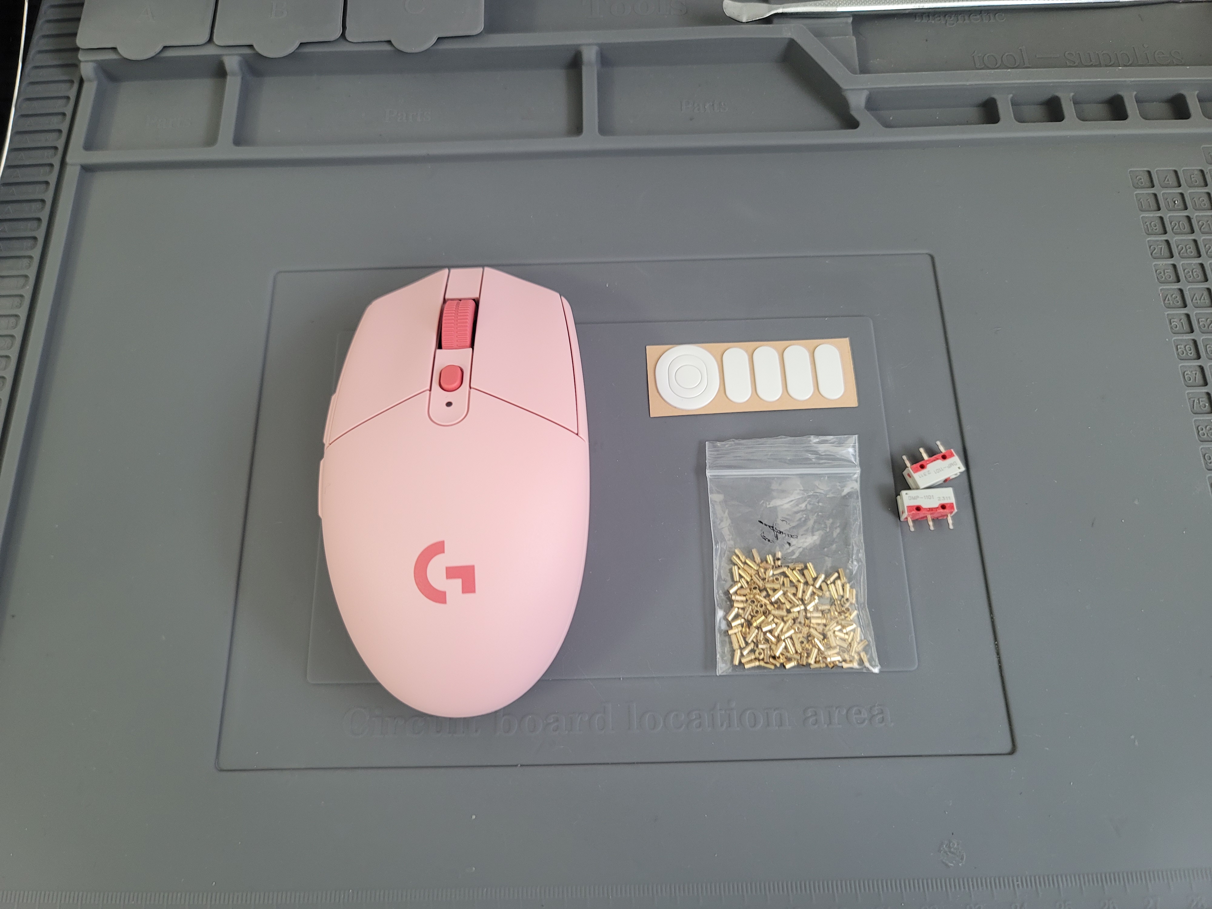 G304X 핑크 마우스 수리를 위한 새 스위치와 기판 튜닝용 핫스왑 부품들이 나열된 모습