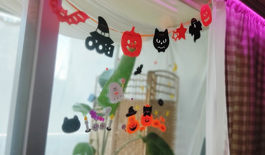 유리에 스티커처럼 붙인 유리데코 접착제가 없으니 매년 재사용중