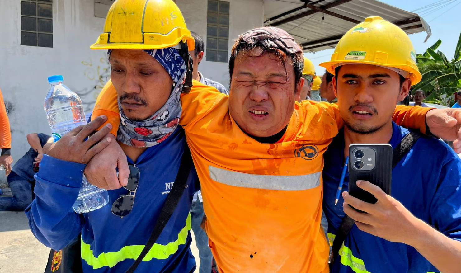 중부 미얀마와 태국에서 강타한 지진 이후 부상당한 남자를 치료하는 노동자들.