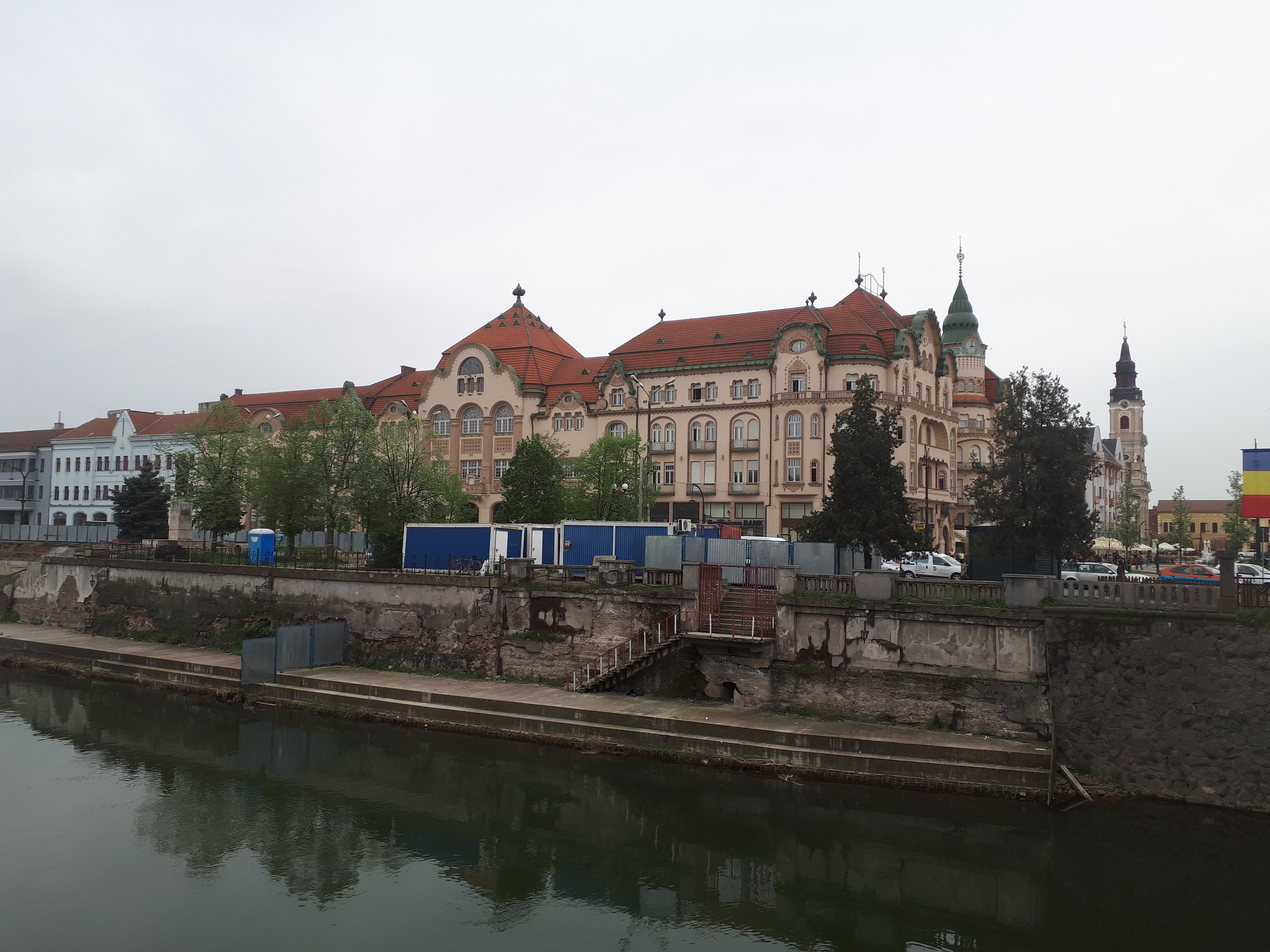 루마니아 오라데아 블랙 이글 궁전과 크리슈 강