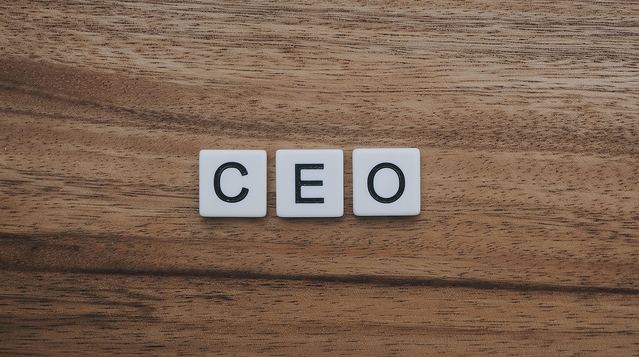 CEO라는 플라스틱 판이 나무 테이블 위에 올려져 있는 사진