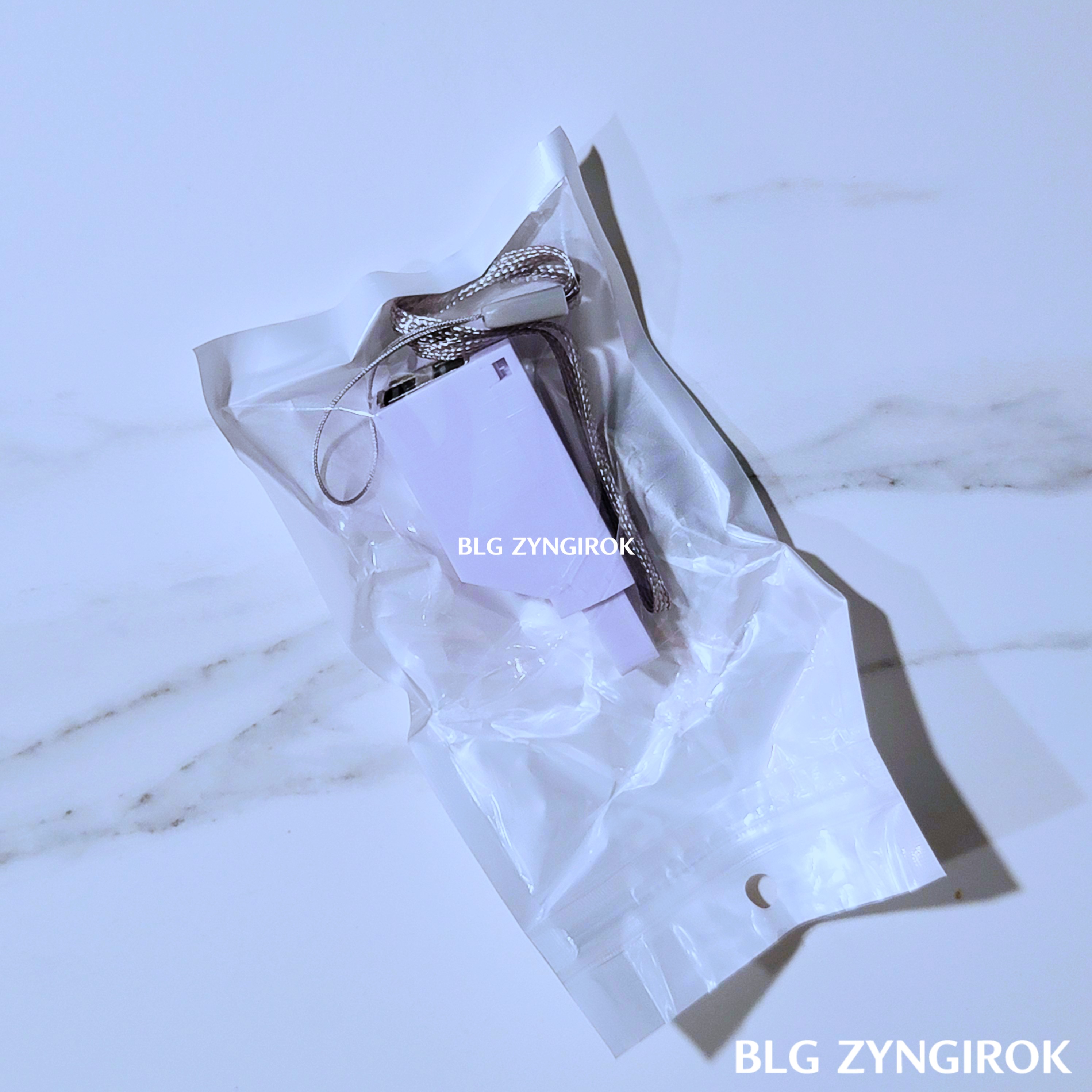 상자에서-꺼낸-비닐에-쌓여있는-USB-허브가-테이블-위에-놓여있다.