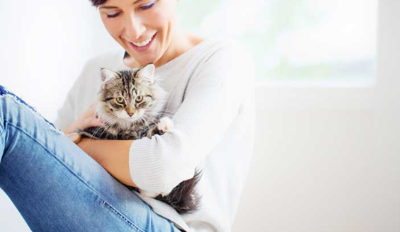고양이를 안고 있는 여성의 이미지