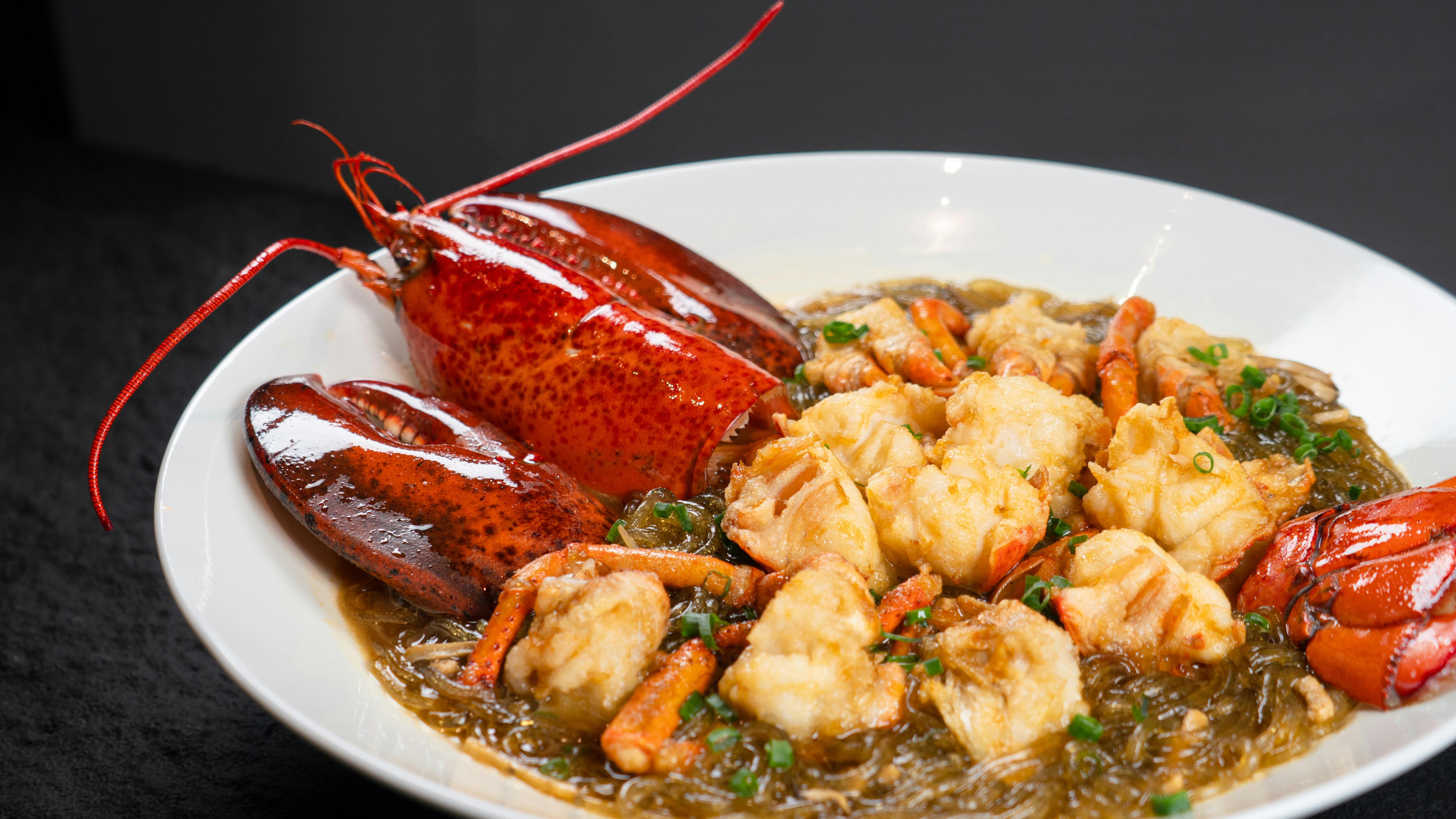 랍스터가 맛있게 요리되어 있는 사진