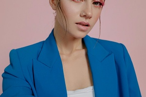 여자 연예인 꿈해몽 - 집에서 자는 장면 해석