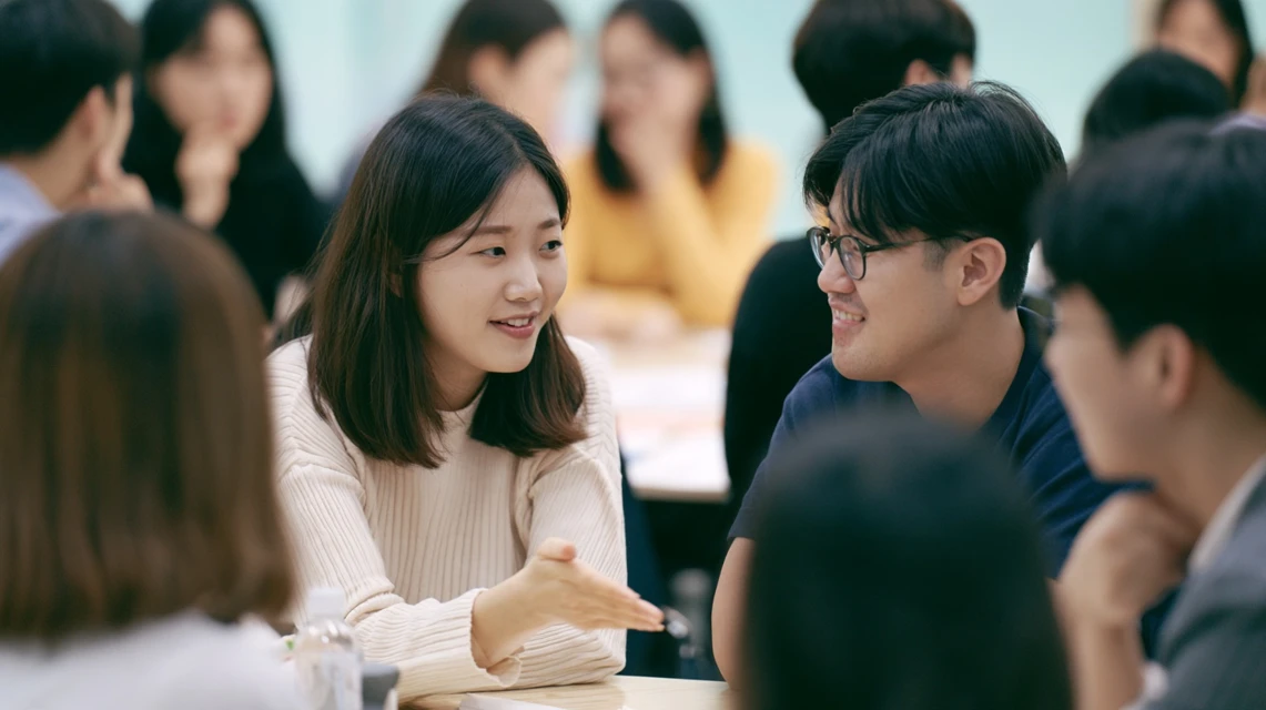 자기소개 순서를 기다리며 긴장하는 모습
