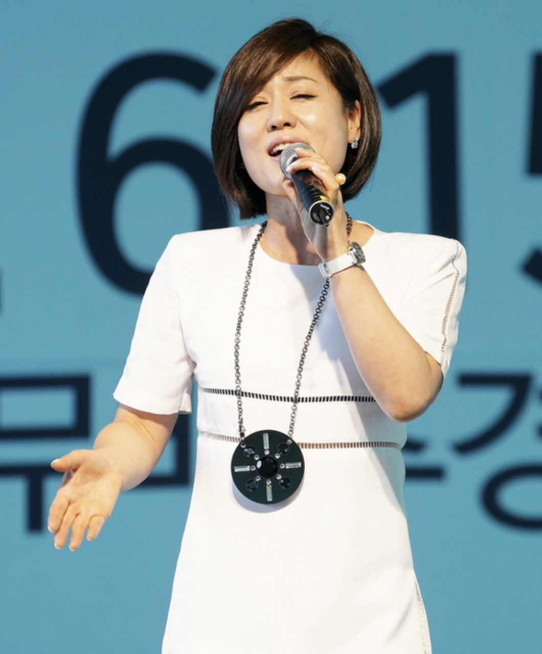 한혜진 가수 무대에서 노래하는 모습