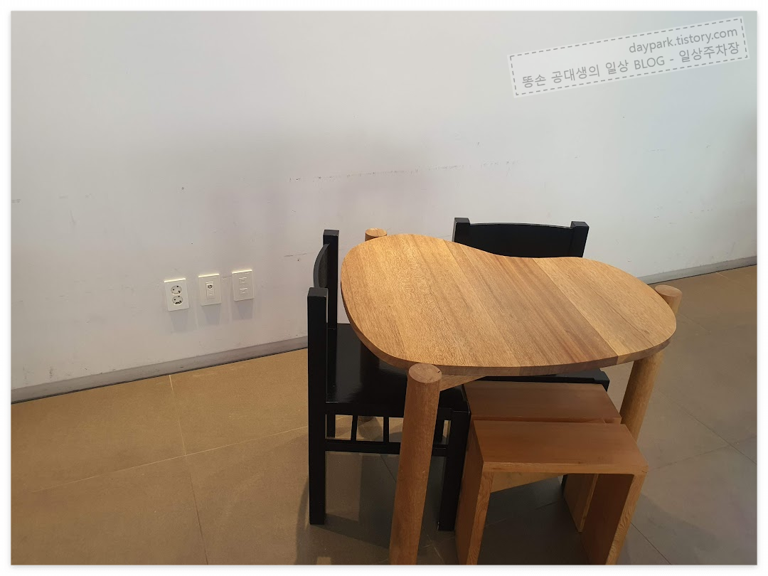 르디투어 광교점 : 노트북 사용 가능한 콘센트