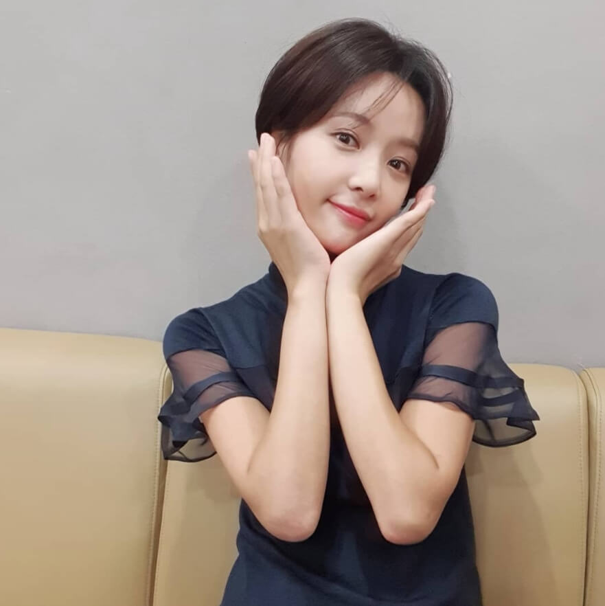 손을턱에대고있는-여성의모습