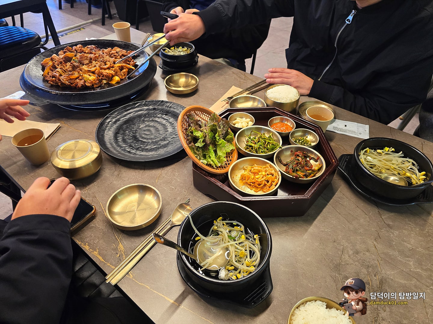 제육볶음 + 콩나물국 (밥 무제한)