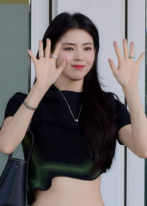 이게 바로 여배우 포스?! 한소희, 공항을 '런웨이'로 만든 역대급 '올블랙 패션' 등장!