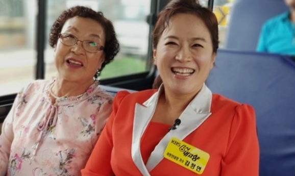 가수 김정연 시골버스 장면│전국을 돌며 어르신들과 소통하는 국민 안내양 김정연의 현장 모습