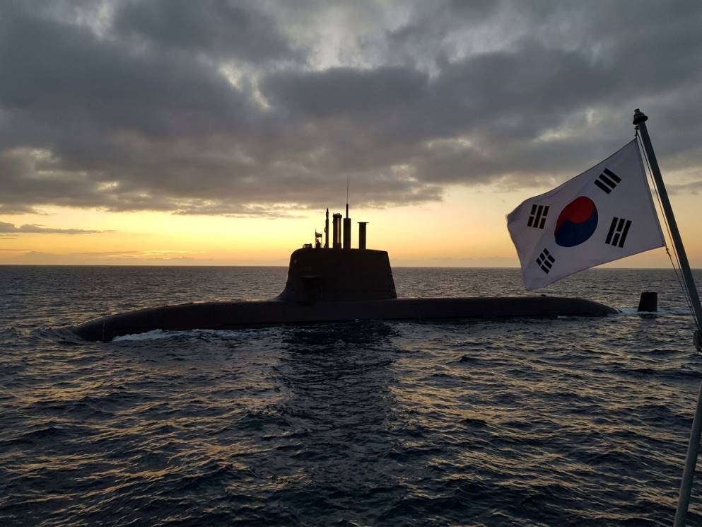 태평양을 항해 중인 3,000톤급 국산 잠수함 도산안창호함의 측면 실루엣